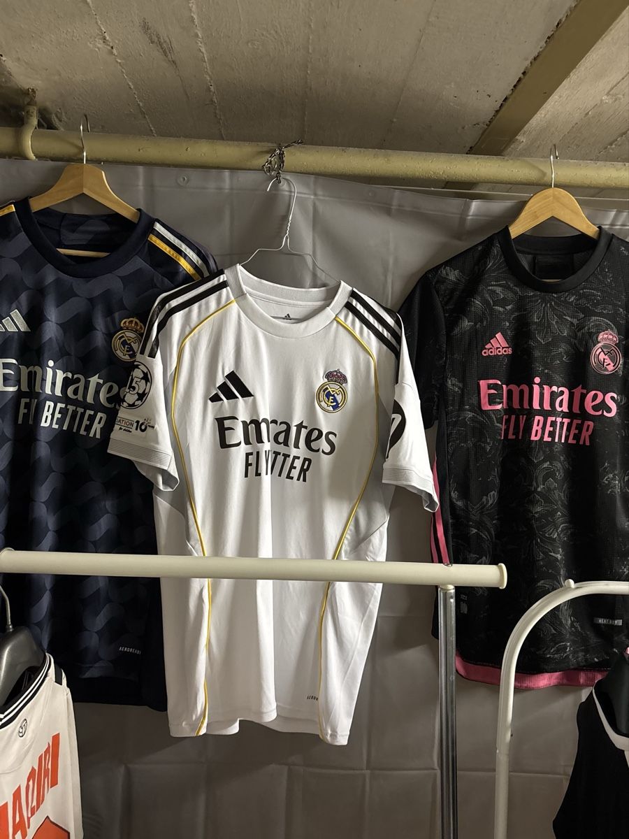 Maillots de corps & Pantalons: Real Madrid Trikot Bundle – D'occasion à Basel par kleinerprinz