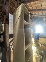 Hohes Regal mit 6 Fächern