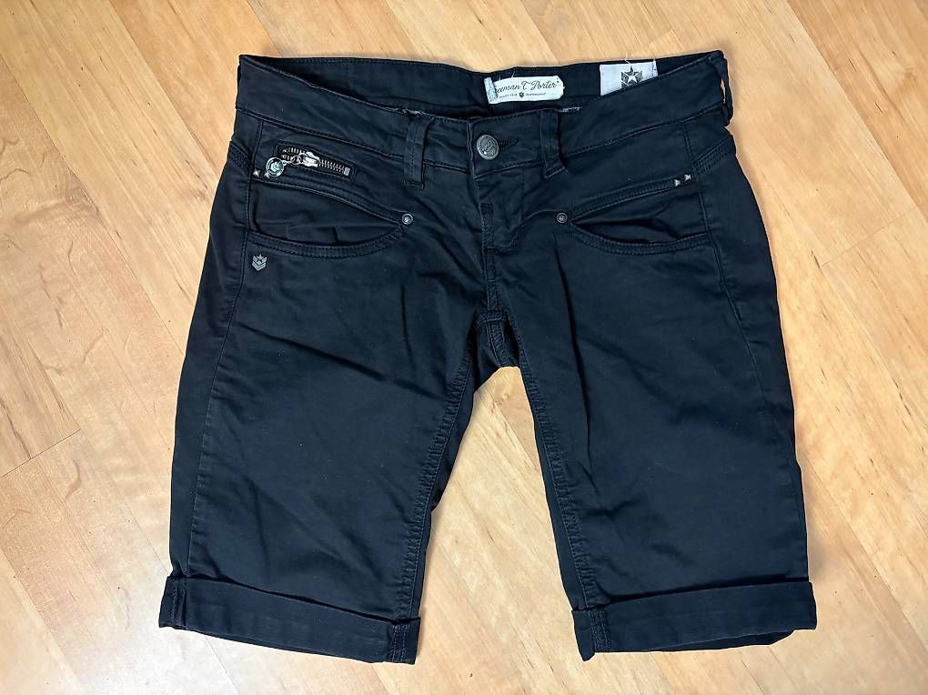 Hosen: Schwarze Freeman Shorts Gr. 26 – Gebraucht aus Willisau von ani_gtk8