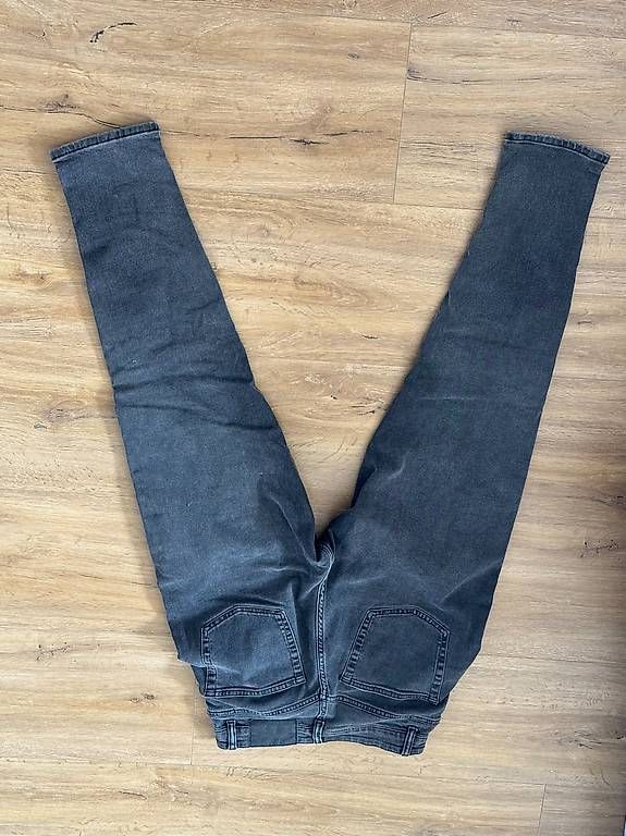 Jeans: Graue Jeans von H&M – Usato da Zug venduto da pav_gj7p 1