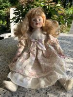 Porzellan Puppe mit Kleid