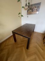Esstisch aus Massivholz mit Metallgestell