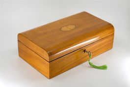 B0400 Antike Seidenholz-Schatulle mit Patera-Motiv ~1840