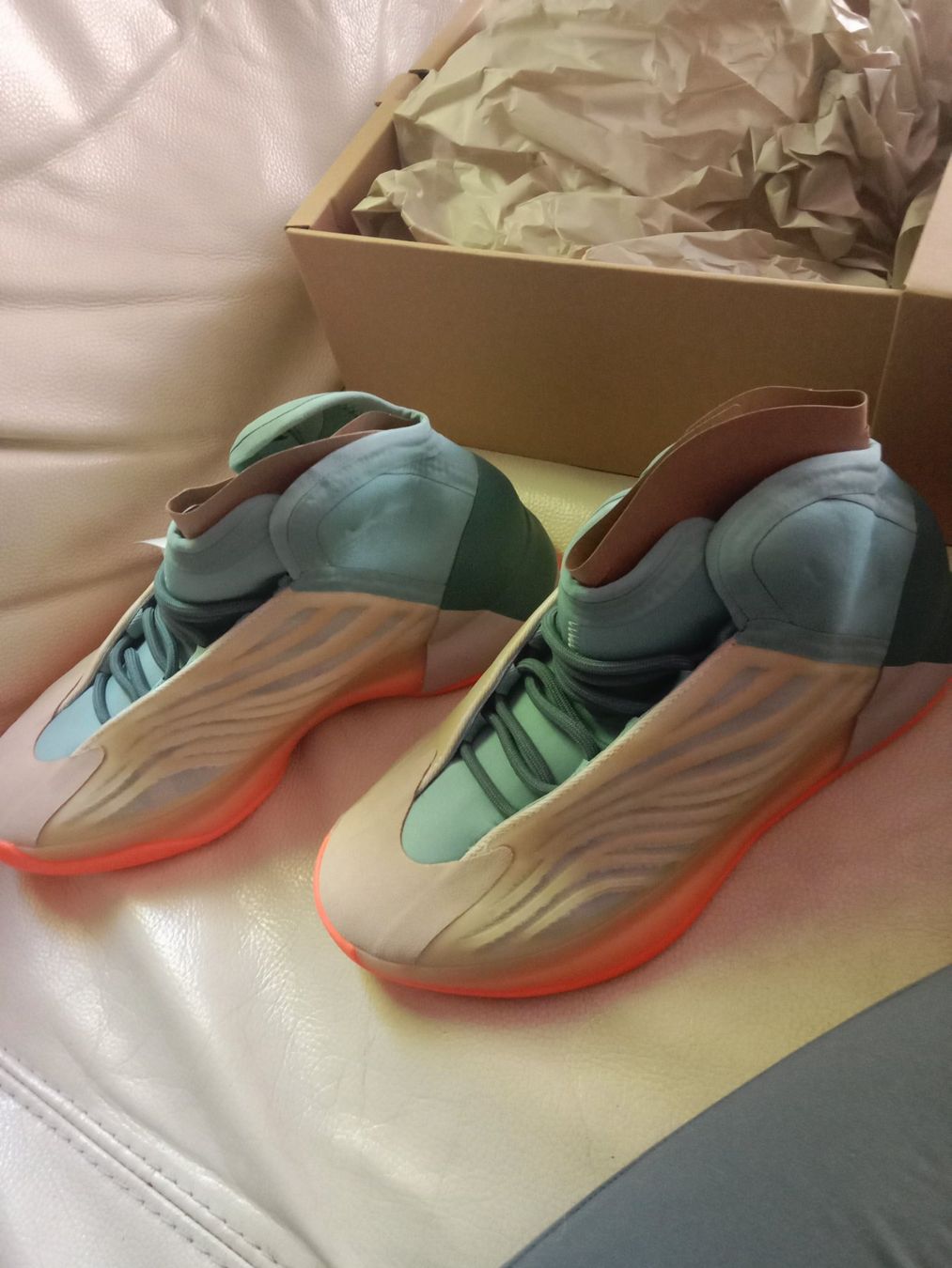 Adidas Scarpe da uomo: Adidas YZY QNTM – Nuovo e nell'imballaggio originale da Sevelen venduto da Mikey_1988 1