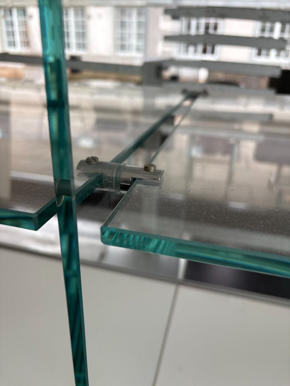Vitrinen: Grosse Glasvitrine Umrahmt aus Eichenholz – Gebraucht aus Aarau von Naturama_Aargau 4