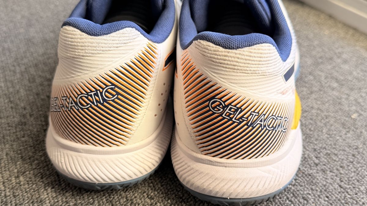 Asics Scarpe da uomo: Asics Gel-Tactic blanches et bleues, taille 43  – Usato da Bulle venduto da LeMoleson 2