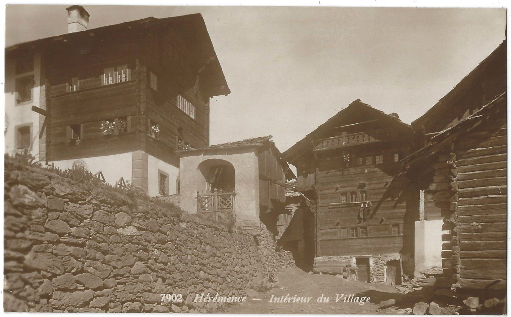 Cartoline postali: 7902    Hérémence  --  Intérieur  du  Village – Usato da Bütschwil venduto da Jackson1A