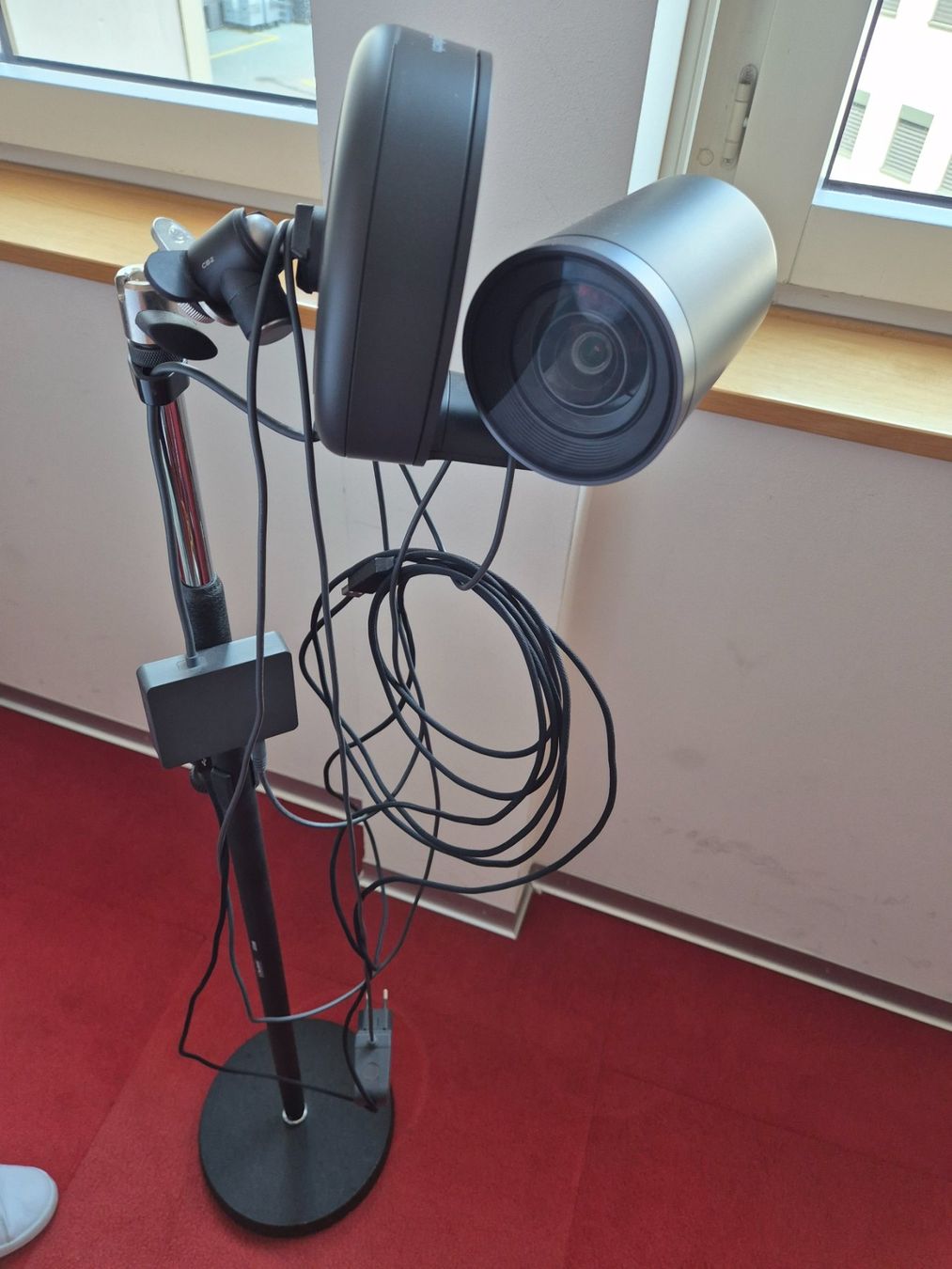 Logitech Webcams: Logitech Rally (Modell V-R0010) mit Stativ – D'occasion à Feusisberg par Whitefir