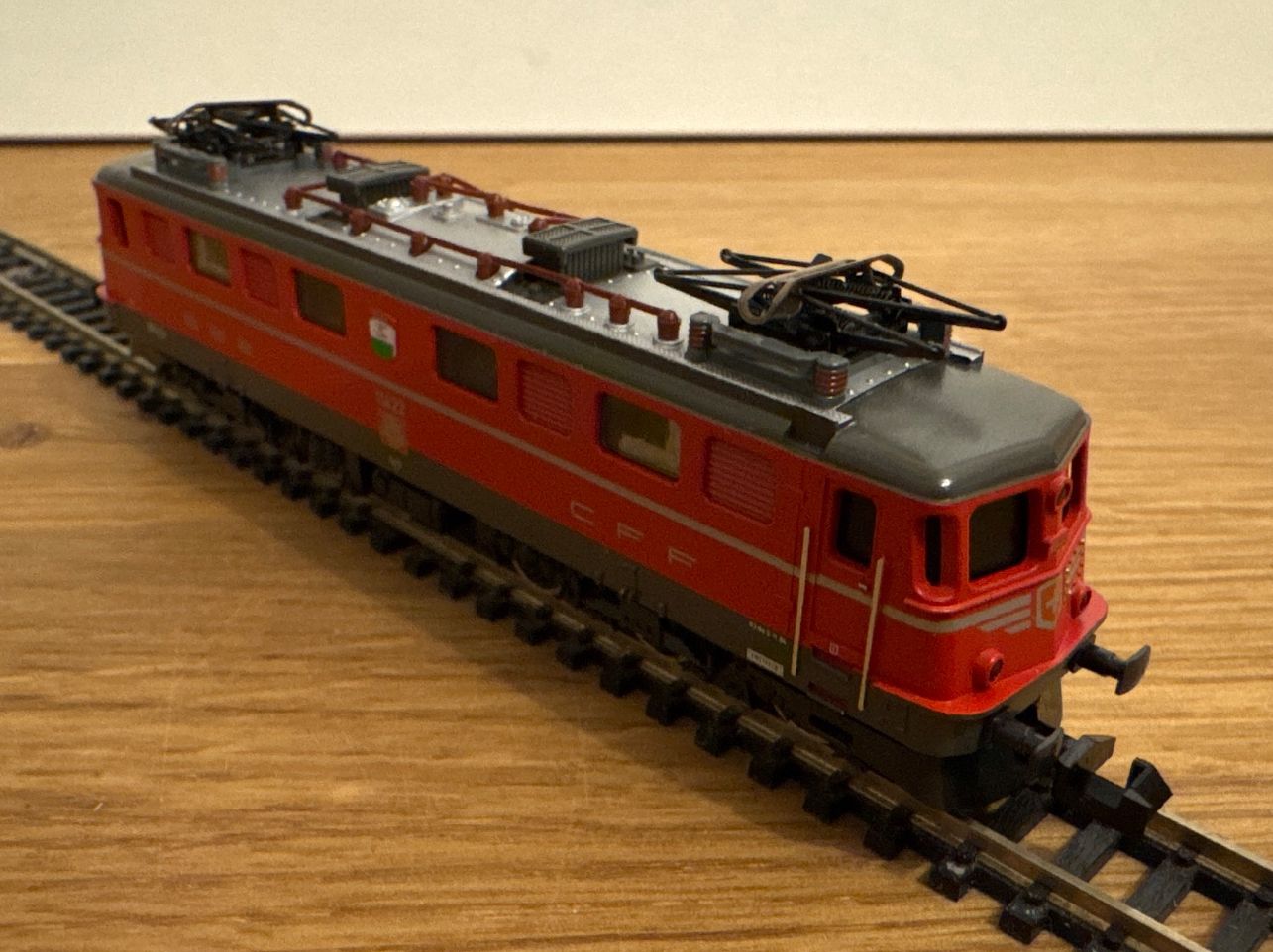 Trix Modelleisenbahnen: Minitrix 12968 SBB Ae 6/6 11422 Vaud – Neu (gemäss Beschreibung) aus Schlierbach von Look8 1