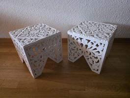 2 Beistelltischli Holz weiss, ornate Verzierungen 