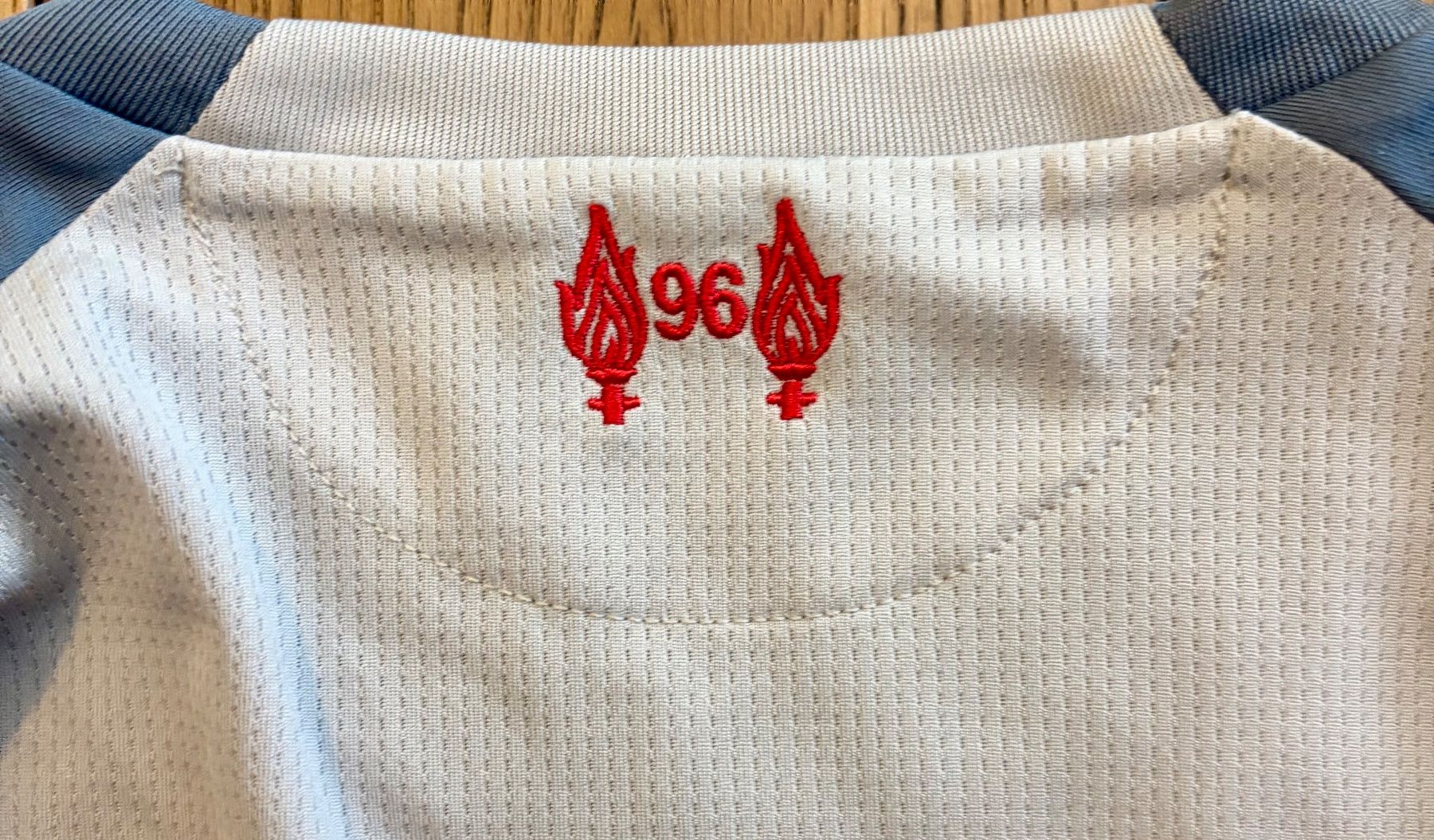 New Balance Leibchen & Hosen: Maillot Third Liverpool 2018-2019 – Gebraucht aus Chamoson von mat_d5gg 4