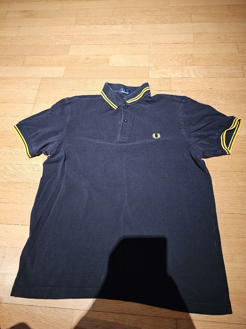 Lotti di vestiti: jeans Raw und 2 Shirts gr.M – Usato da Ferden venduto da jemyce 7