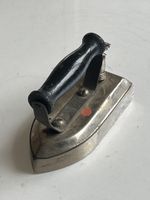 Antikes Bugeleisen mit Holzgriff, Metall(S19)