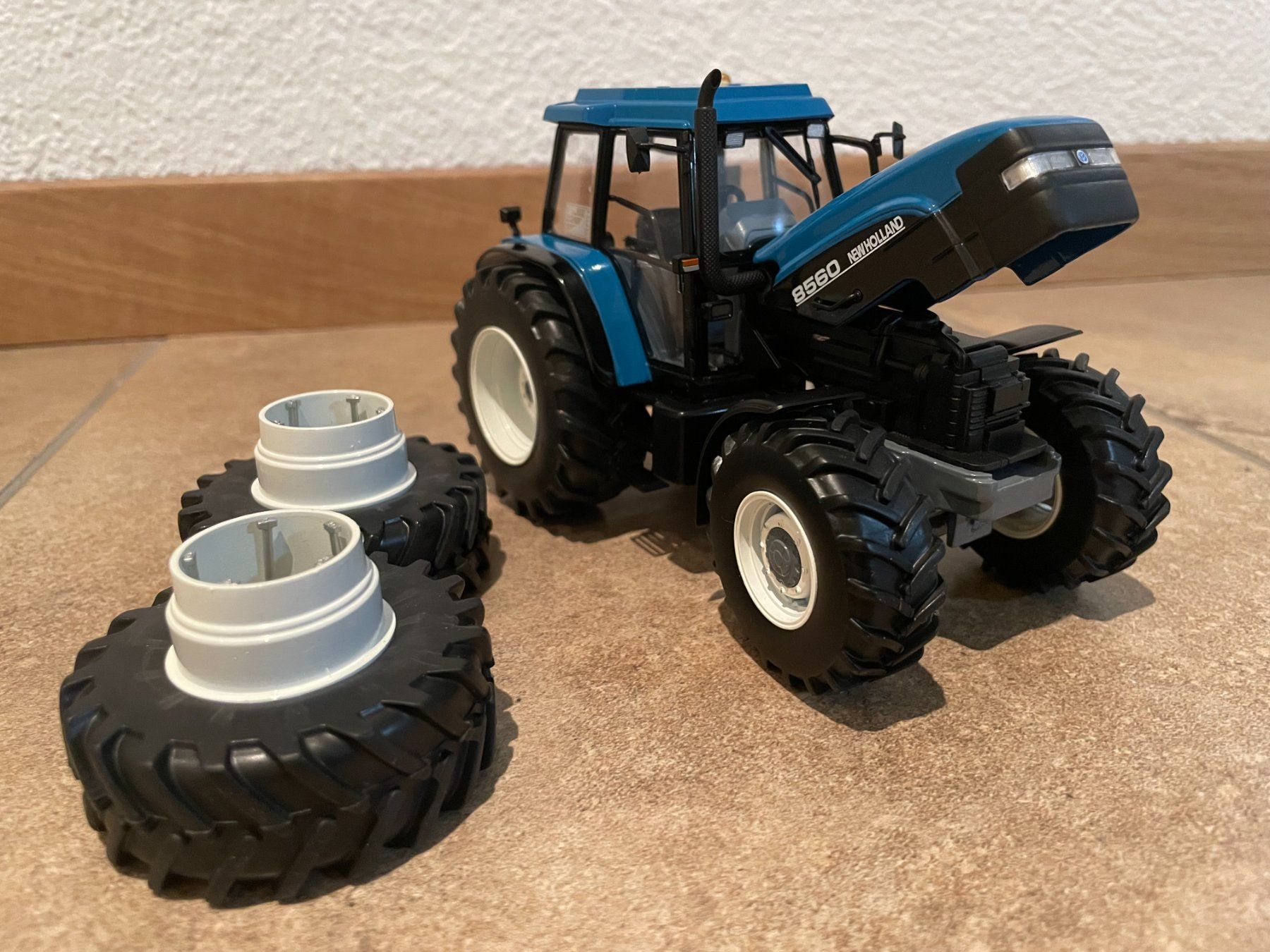 New Holland Trattori: New Holland 8560 von Replicagri – Nuovo e nell'imballaggio originale da Kreuzlingen venduto da Stefan1150 3