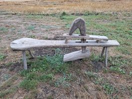 Altes Holzgerät, Handarbeit, Werkzeug, Schnitzbank
