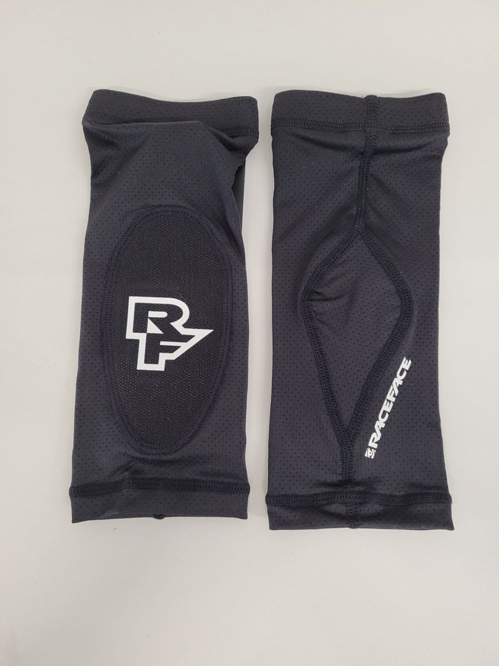 Race Face Protezioni & Imbottiture: Race Face Charge Elbow, stealth, S – Nuovo e nell'imballaggio originale da Giswil venduto da mai_k7x7 1