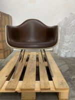 Eames Arm-Chair in Parchment / braun