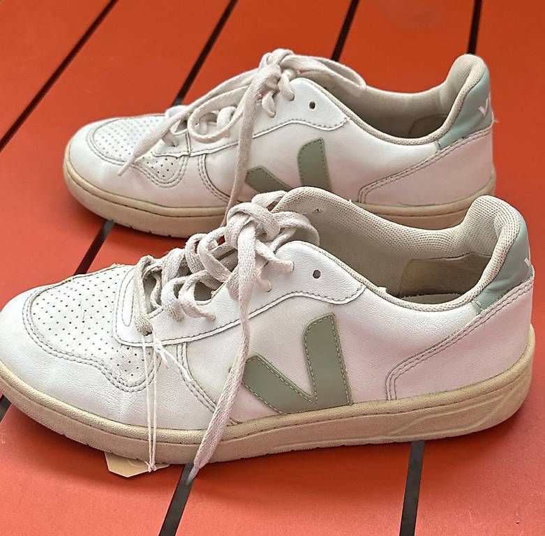 Veja Damenschuhe: Sneaker Veja T40 – Gebraucht aus Grandvaux von car_g25b 2