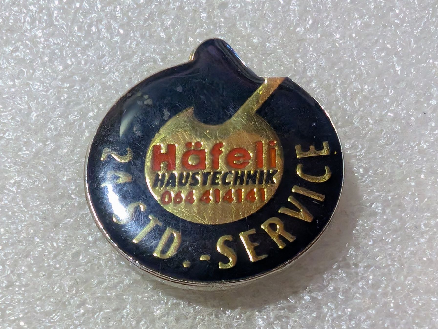 Placchette & Badge: Ansteckpin 3: Häfeli Haustechnik – Usato da Oppligen venduto da Pin-Fall-Shop