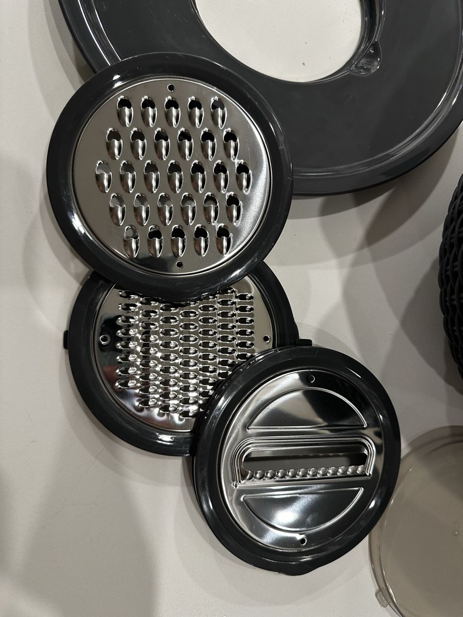 Appareils de cuisine: Neuwertige Gemüseraffel mit Einsätzen – Neuf (Voir description) à Wilen (Gottshaus) par mel_87dt 1