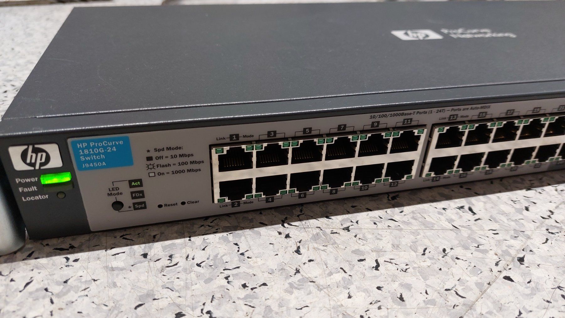 Hewlett Packard Hubs & Switches: HP Netzwerkswitch Gigabit 24 Port – Gebraucht aus Hinteregg von Amerizium
