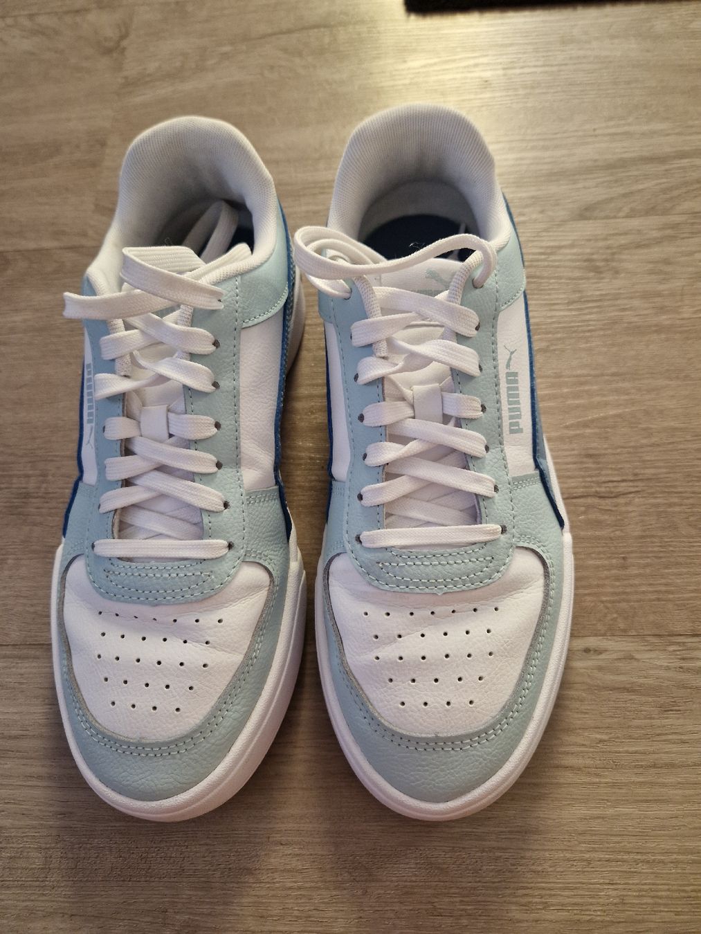 Puma Scarpe da donna: Puma Sneaker Court Point, hellblau/weiss, Gr. 41 – Nuovo (secondo la descrizione) da Uster venduto da lar_9h7q