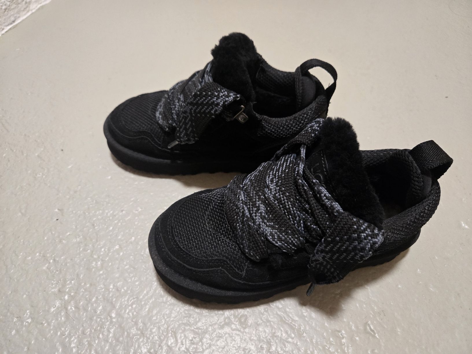 Ugg Scarpe da uomo: basket UGG 36 – Usato da Bassecourt venduto da co.hurlimann