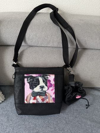 Schwarze Handtasche mit Hundemotiv und Leckerlibeutel