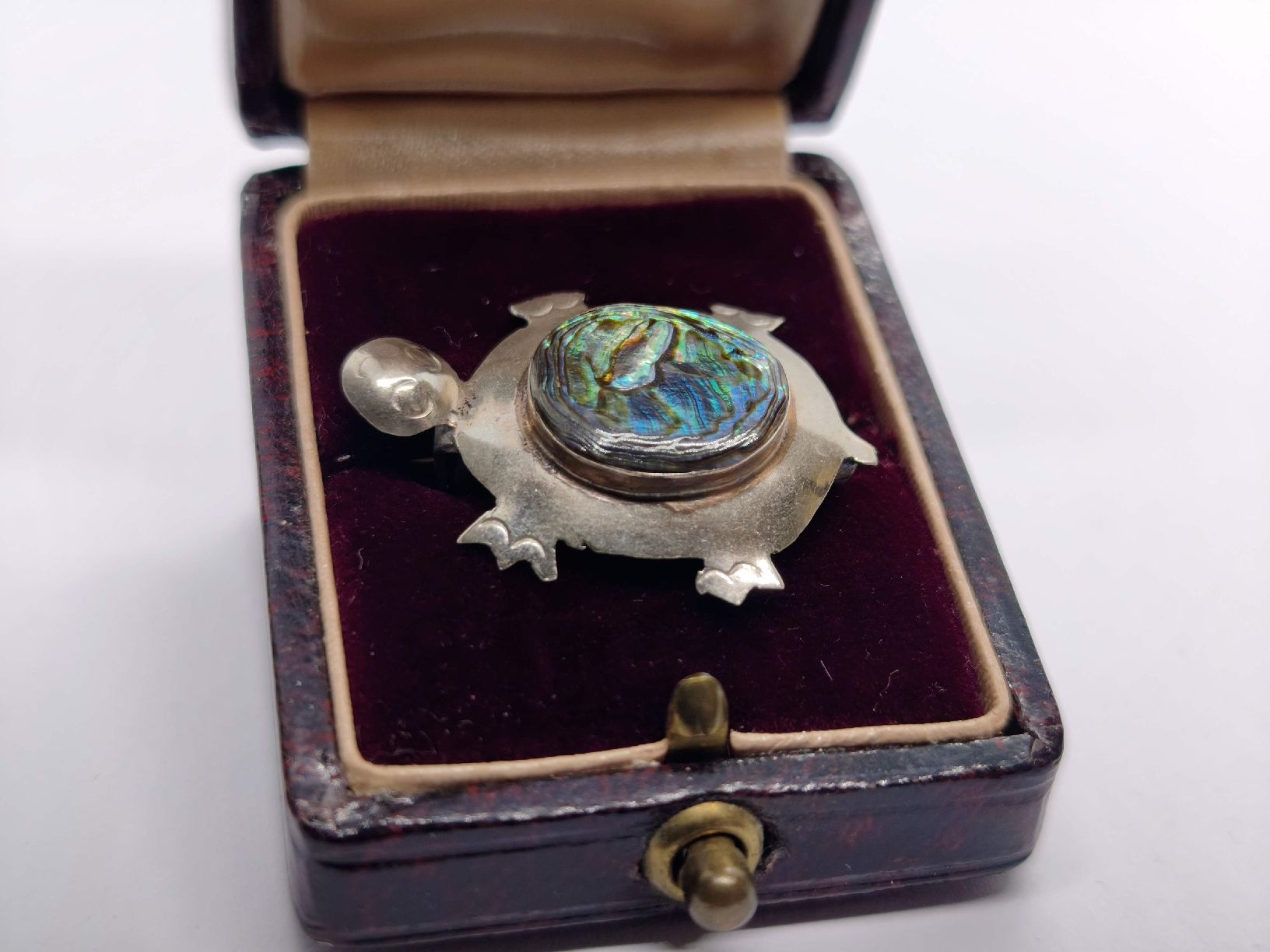 Broches & Aiguilles: Brosche Schildkröte mit Abalone, Alpaca, Grösse ca 3cm – D'occasion à St. Gallen par GIULESGG 2