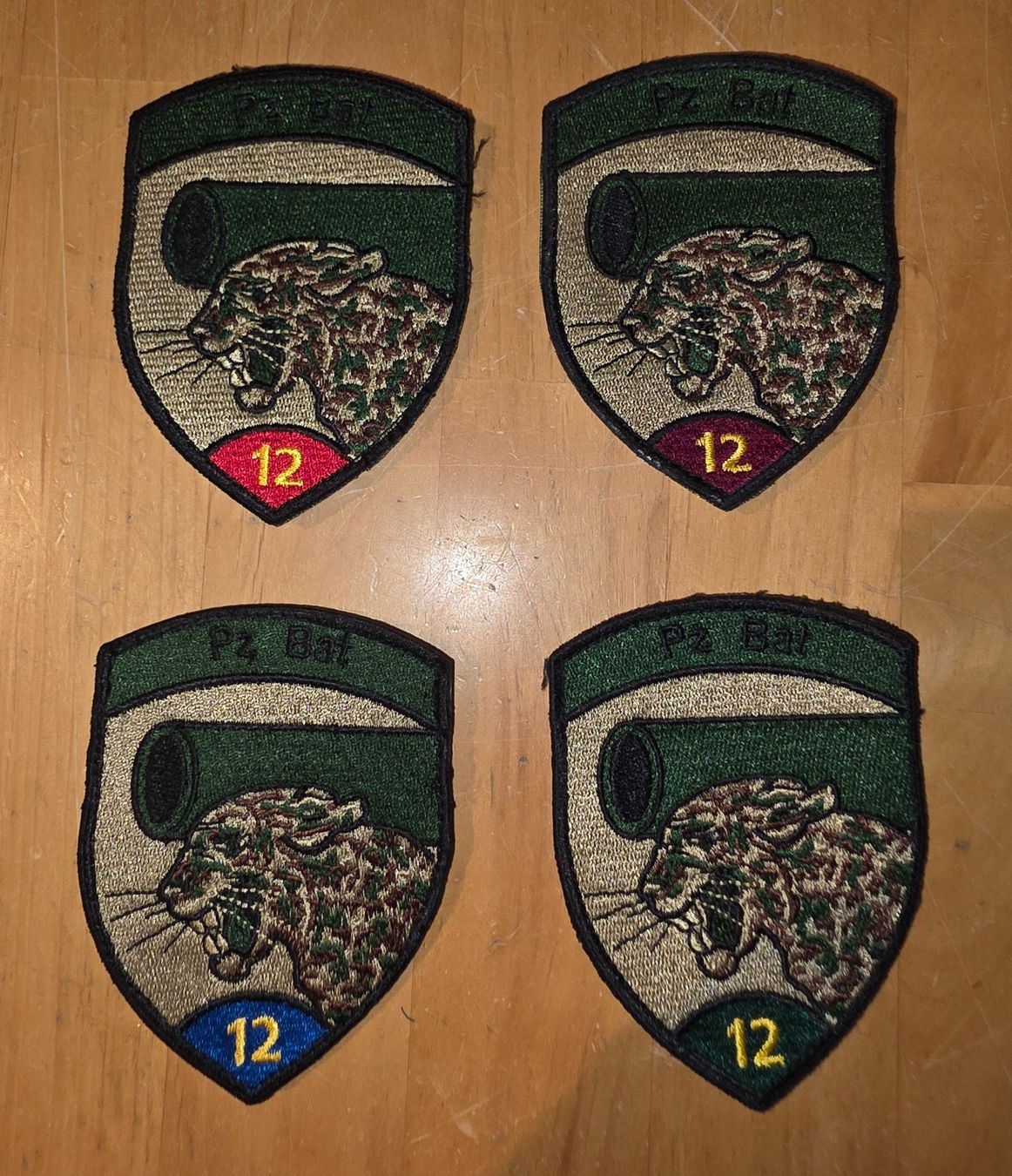 Schweizer Armee Plaketten & Abzeichen: 4 Stk. Badges mit Klett > Pz Bat   12 – Gebraucht aus Obermumpf von oiskypoisky