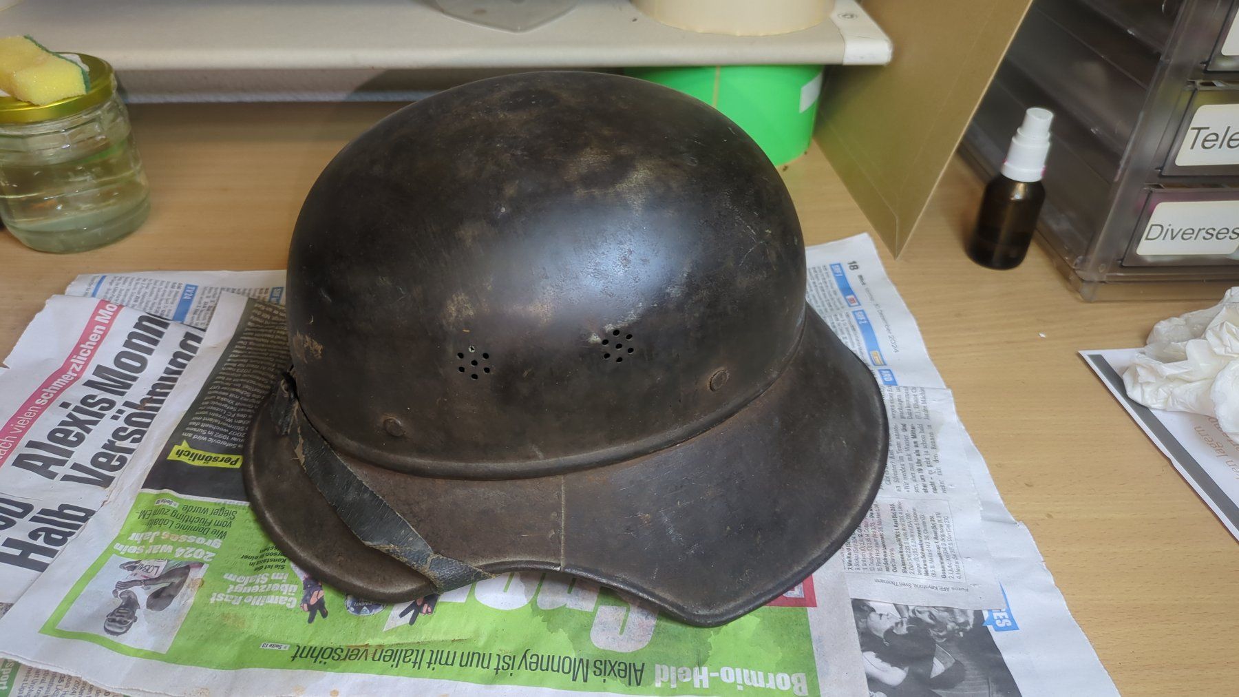 Uniformi & Effetti personali: Luftschutz Stahlhelm M38 "Gladiator" 3-Teilig – Usato da Buttisholz venduto da ArmeeShopCH 3