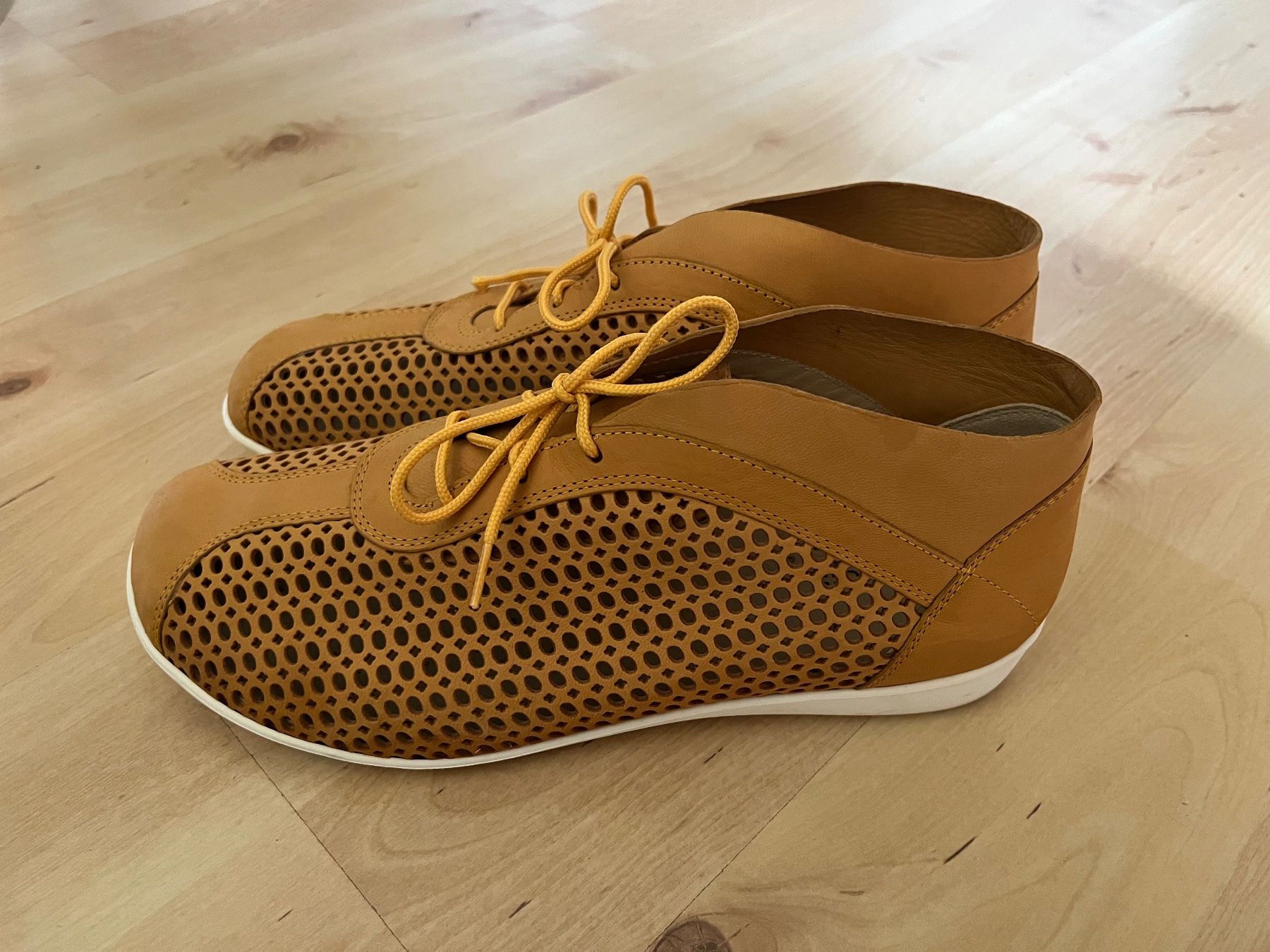 Helvesko Scarpe da donna: Schuh Damen Helvesko Gr 41 – Usato da Schwanden GL venduto da Leemueller 1