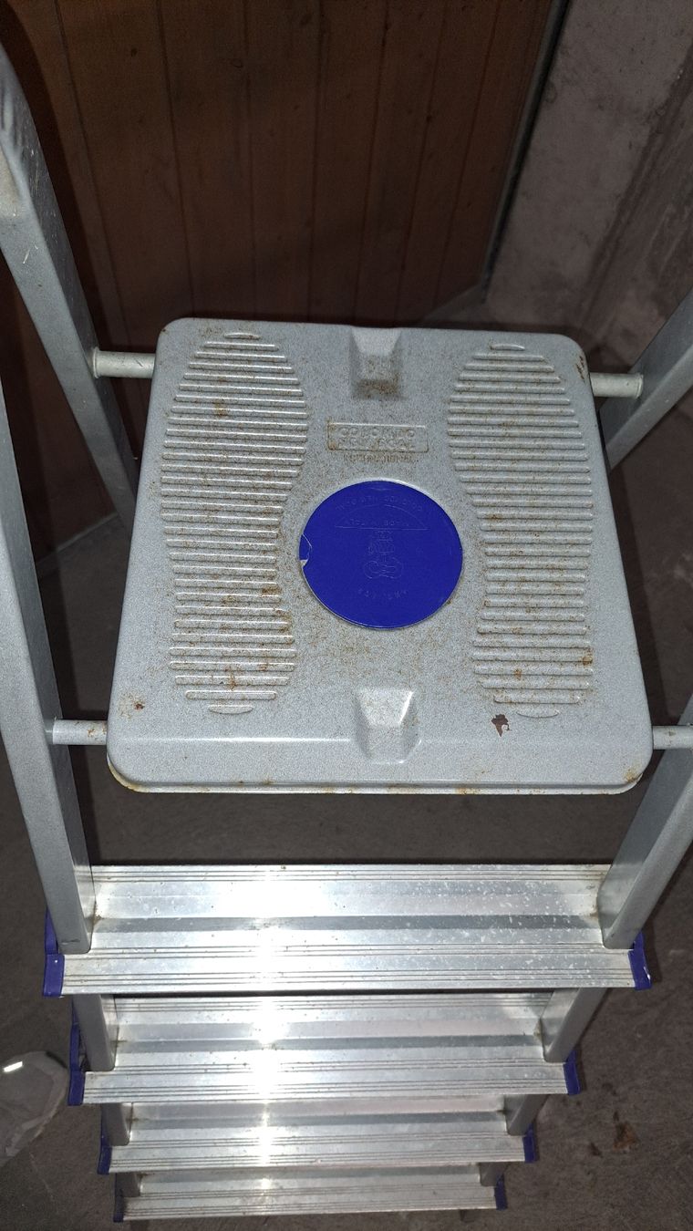 Scale: Stabiler Alu-Tritt 4 Stufen mit Ablage – Usato da Thunstetten venduto da fanki76 3