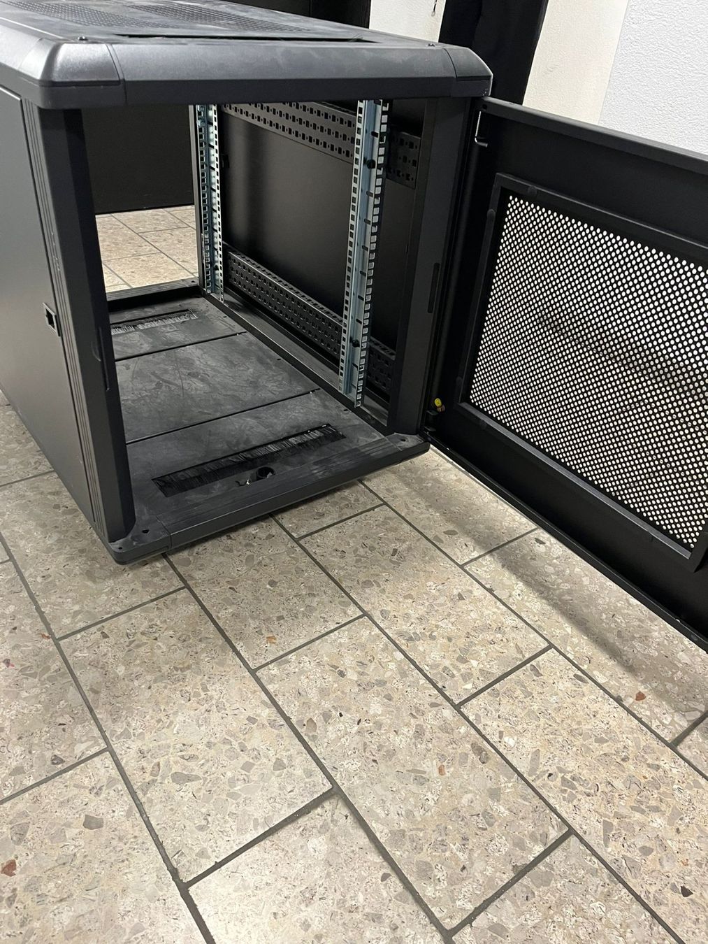 Racks & Cavalletti: 19" Server Rack StarTech 12HE inkl. Rollen und Seitenwänden – Usato da Zürich venduto da echtcaro 2