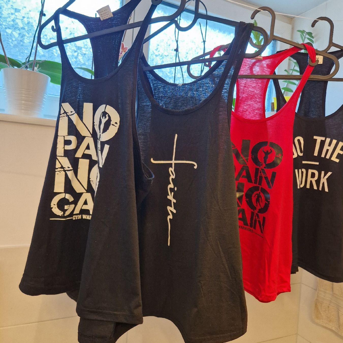 Lotti di vestiti: 4 Fitnesstops / shirts Gr. S/M – Nuovo e nell'imballaggio originale da Nendeln venduto da Zopfie_ 2