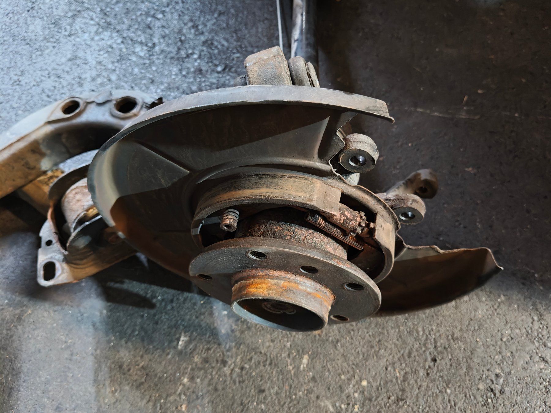 BMW Tutti pezzi di ricambio auto: BMW E46 Coupe Hintere Längslenker – Usato da Visp venduto da fab_db5g 1