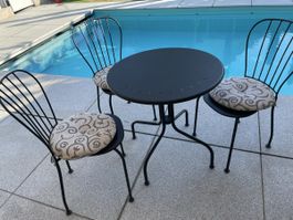 Tischset, mit Tisch und drei Stühlen, alles aus Metall