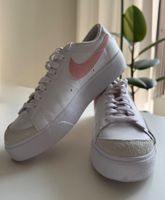 Nike Blazer Low Platform Sneaker in weiss/rosa EU 40