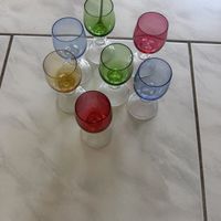 7 farbige Weingläser Vintage-Set