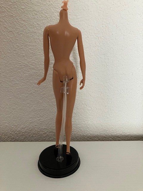 Bambole: Barbie corps model muse + chaussures + socle – Usato da Les Ponts-de-Martel venduto da Jolisa 2