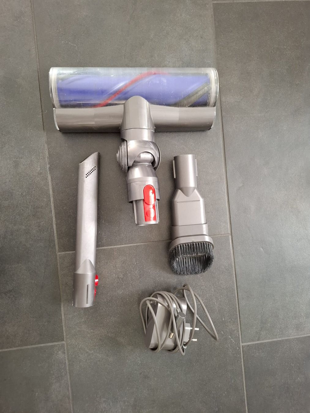 Dyson Staubsauger & Zubehör: Dyson V8 Akku Staubsauger – Gebraucht aus Sursee von Ventiduese 1