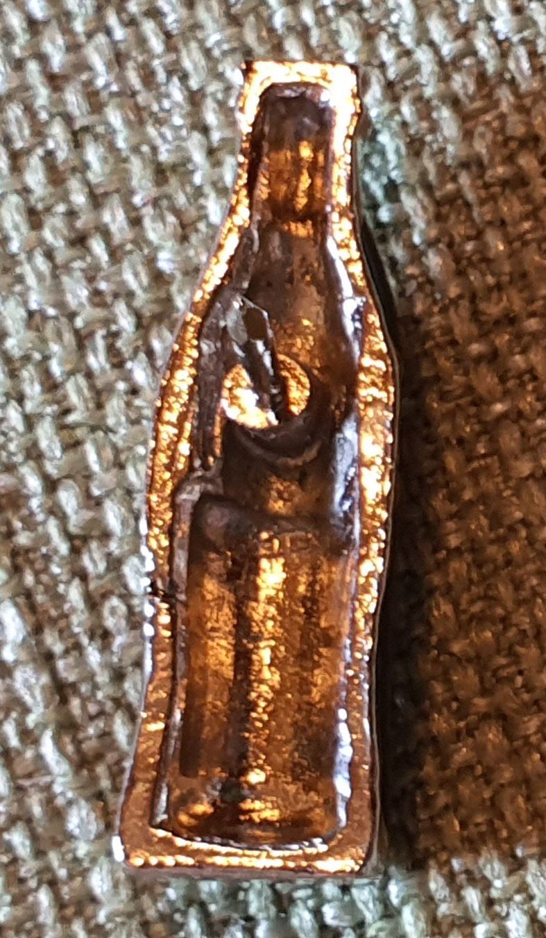 Coca-Cola Placchette & Badge: M171 - 3D Pin 1/2 Coca Cola Flasche – Usato da Reinach BL venduto da Boston-Verkauf 2