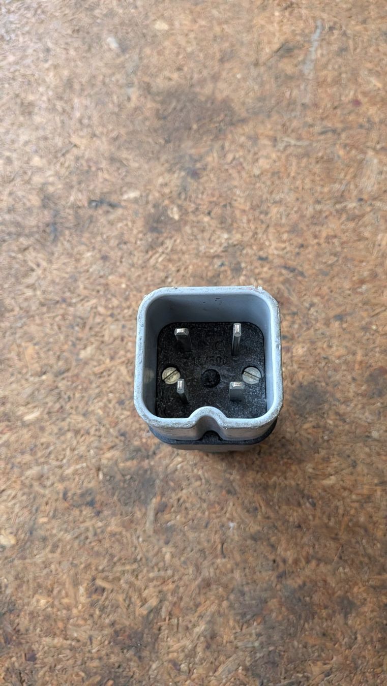 Spine: Stecker 15A – Usato da Wilen (Gottshaus) venduto da mahi87 1
