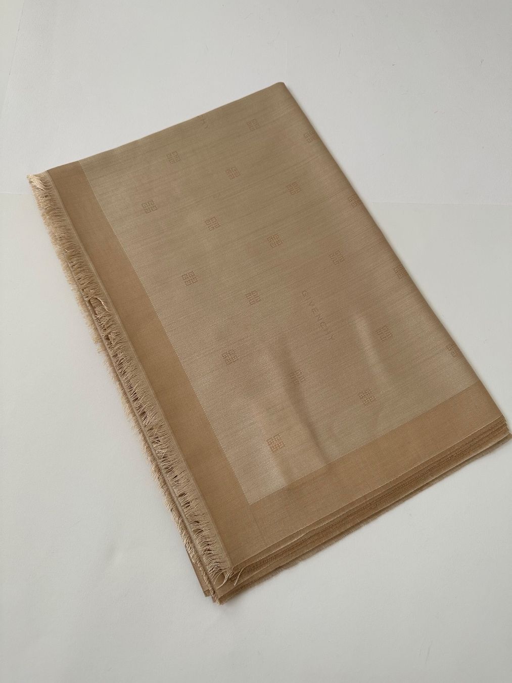 Givenchy Foulards, Tücher & Schals: Givenchy sciarpa – Neu und originalverpackt aus Pregassona von Reluxuryspace 5