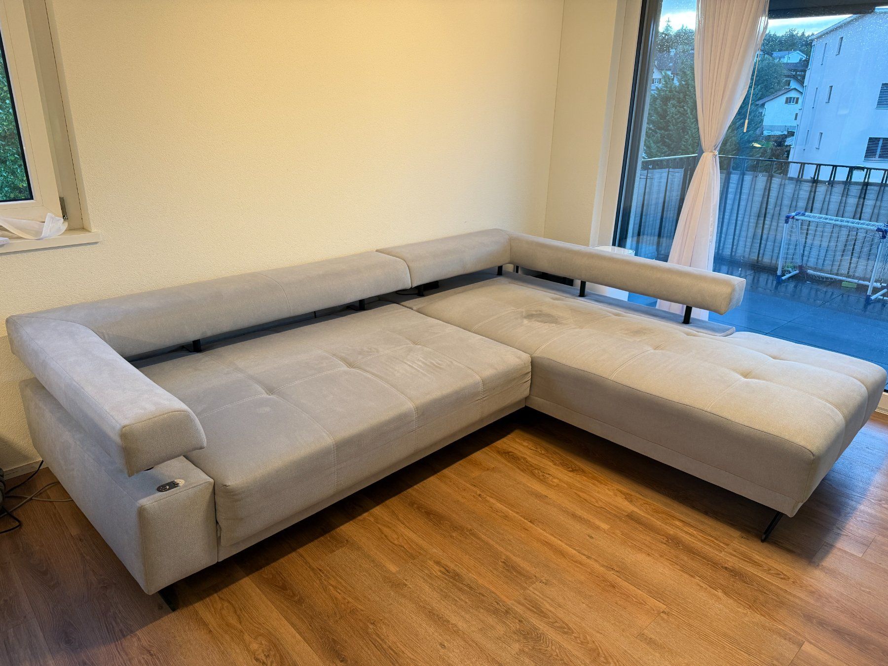 Divani: Ecksofa Heaven hellgrau L-Form, motorische Sitztiefe – Usato da Kölliken venduto da Isekream 1