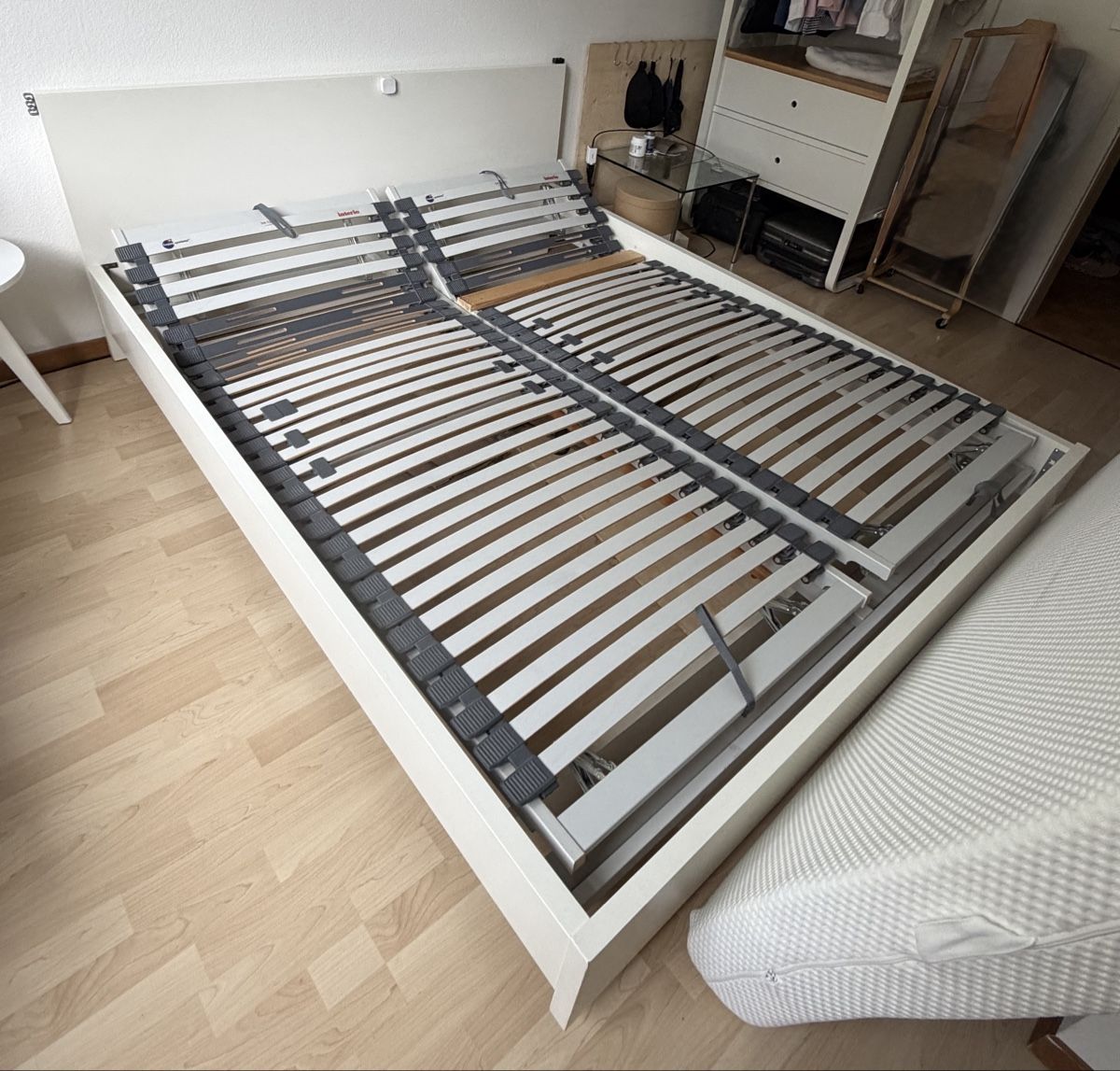 Betten: Double Bed White Frame with Slatted Base and Mattress – Gebraucht aus Interlaken von ReLovedObjects 1