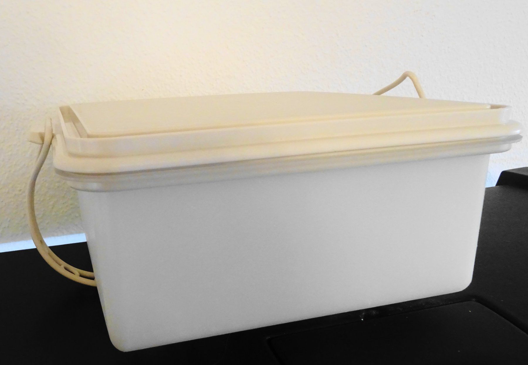 Tupperware Contenitori & Simili: Tupperware Picknick Set, Behälter und 6 Becher – Usato da Zürich venduto da Connie8 5