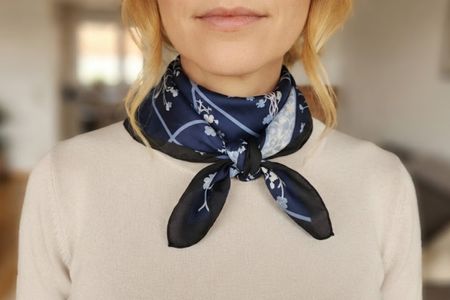Foulard en soie bleu motif floral 51x52 cm