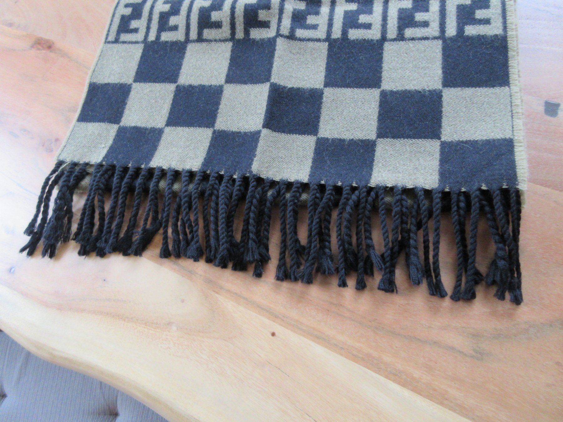 Fendi Foulard & Sciarpe: FENDI 100% WOOL Schal/Scarf/Italy!! – Usato da Goldach venduto da mamakotzi 7