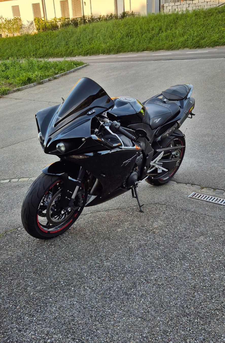 Yamaha Strada: Yamaha R1 RN22 Big Bang – Usato da Thun venduto da thunshopper2